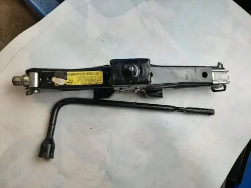 Gdzie jest lewarek w Renault Trafic? Znajdź go łatwo i szybko Gdzie jest lewarek w Renault Trafic? Znajdź go łatwo i szybko