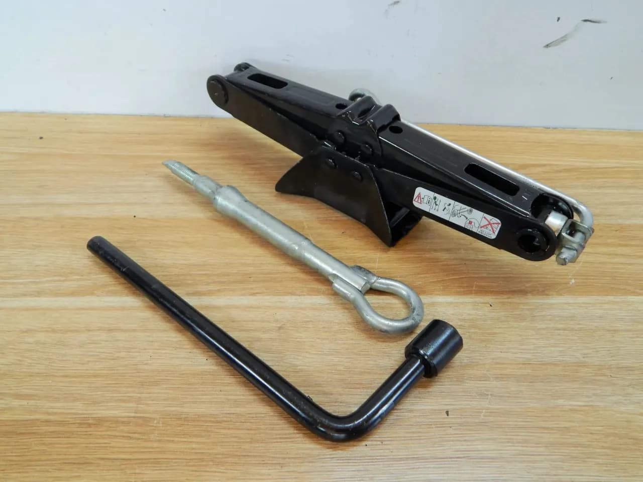 Peugeot Partner: Gdzie jest lewarek i jak go łatwo znaleźć Peugeot Partner: Gdzie jest lewarek i jak go łatwo znaleźć