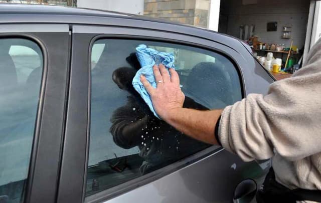 Skuteczne metody na usunięcie rys z szyby samochodu bez ryzyka Skuteczne metody na usunięcie rys z szyby samochodu bez ryzyka